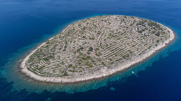 Otok Bavljenac izgleda kao divovski otisak prsta i nezaobilazna je atrakcija u šibenskom arhipelagu