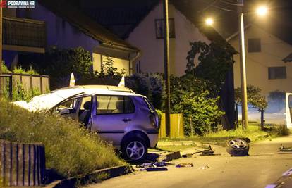 Auto udario u kuću pa završio na krovu, poginuo mladić (24)