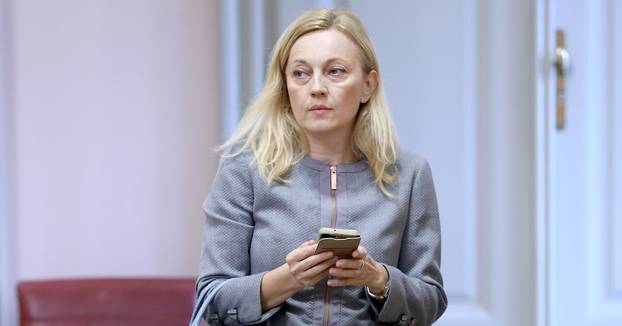 Zagreb: Zastupnica Marijana Petir prije početka sjednice Sabora