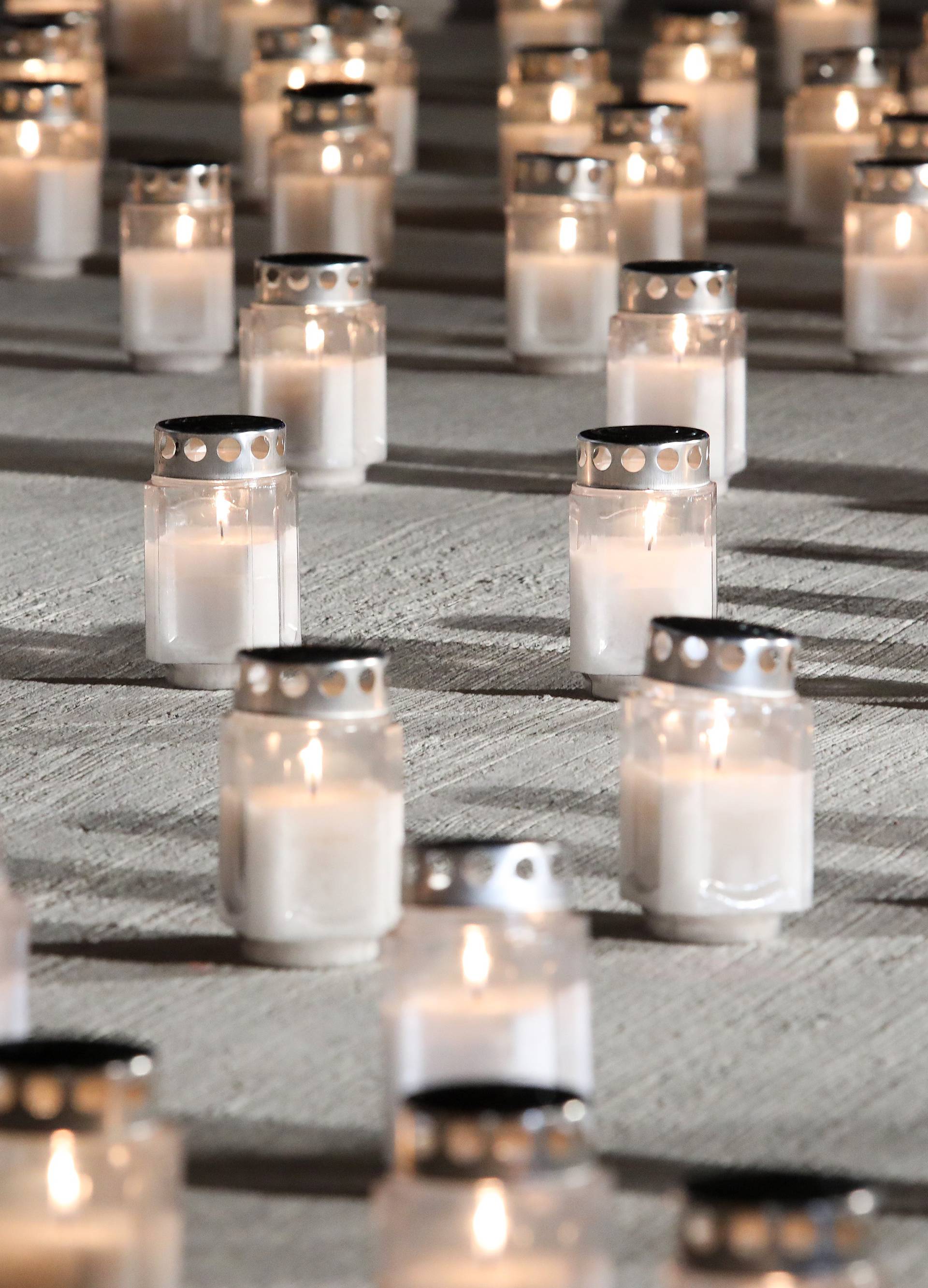 U spomen na žrtvu Vukovara tisuće građana zapalilo svijeće