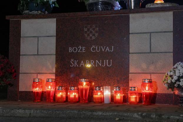 Škabrnja: Odavanje počasti poginulima paljenjem svijeća u Ulici 18. studenog 1991