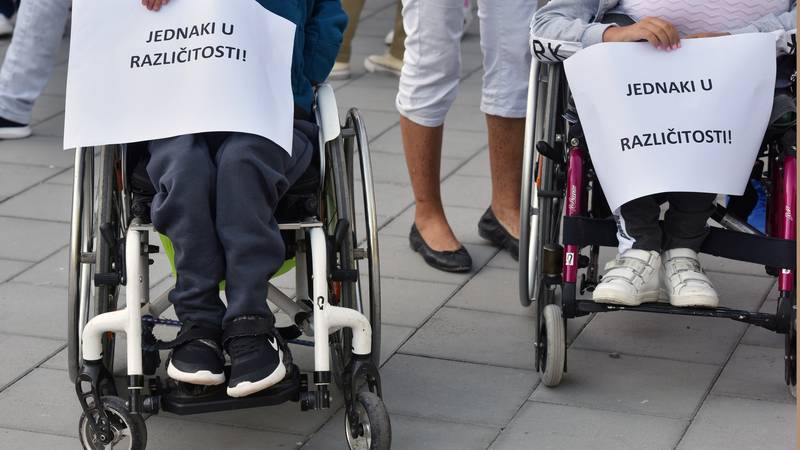 Zbog zakona ostajemo bez pomoćnika! Institucije bez odgovora i rješenja
