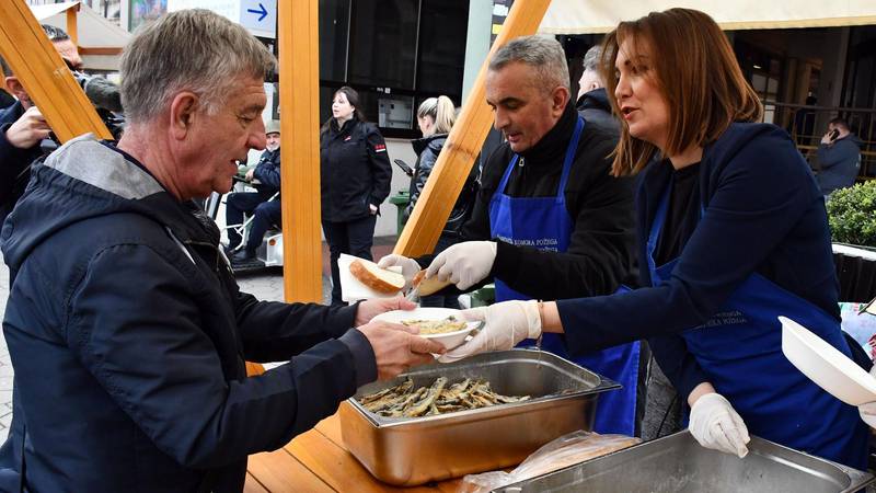 FOTO U Požegi su građanima za Veliki petak dijelili posna jela
