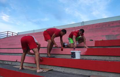 Igrači i prijatelji farbali stadion s trenerom i direktorom Linićem