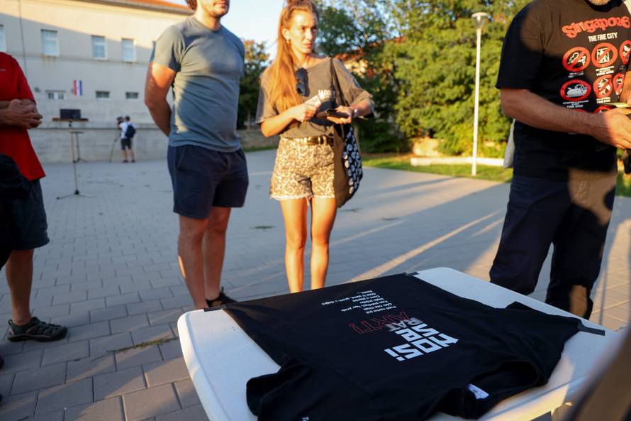 Benkovac: Organizatori benkovačkog festivala "Nosi se" koji je odgođen nakon prosvjeda branitelja održali mirni prosvjed