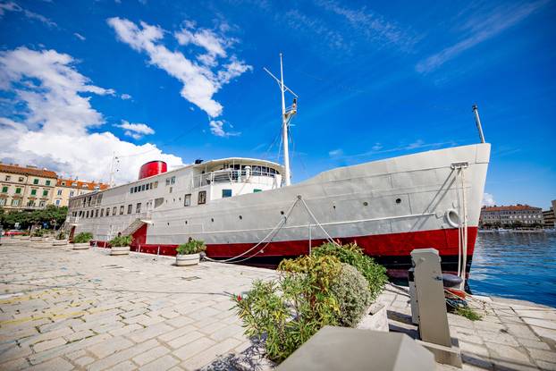 FOTO Zavirite u prvi brod-hotel u Hrvatskoj: Noćenje na ovom brodu u Rijeci ima posebnu čar