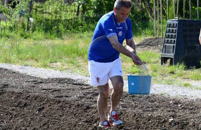 Milan Bandić uzeo motiku u ruke: 'Priprema vrta za sadnju'