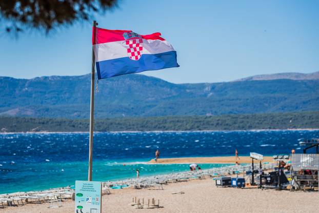 Olujna bura i jutro na plaži Zlatni rat