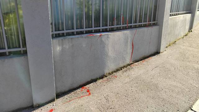 Crvenom bojom zalili ogradu ruske ambasade u Zagrebu