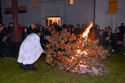 FOTO Pravoslavni vjernici diljem Hrvatske dočekuju Božić uz tradicionalno paljenje badnjaka