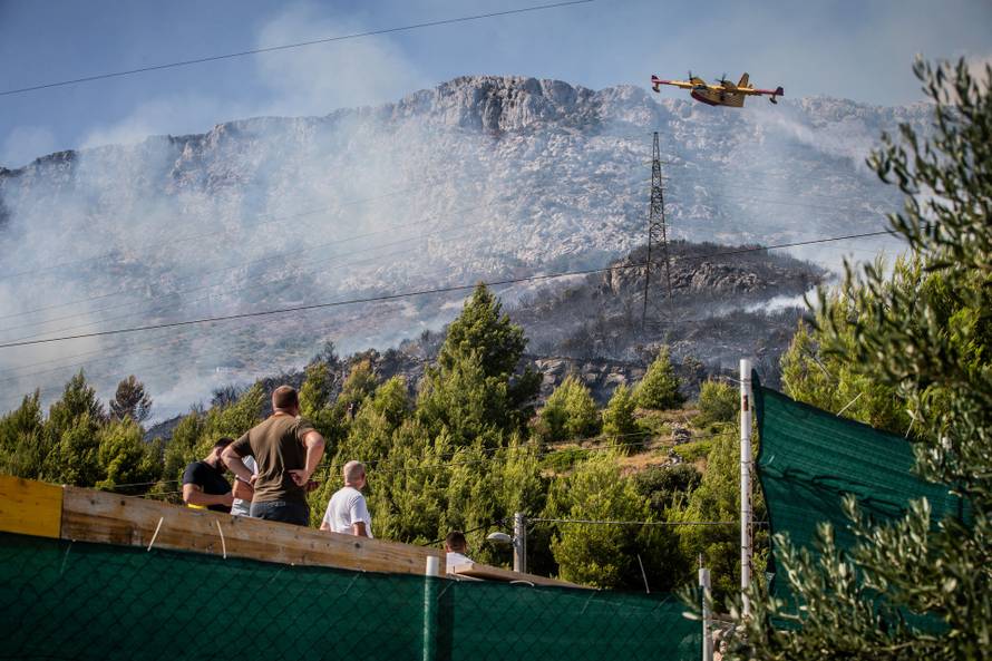 Kaštela: Požar u Sućurcu