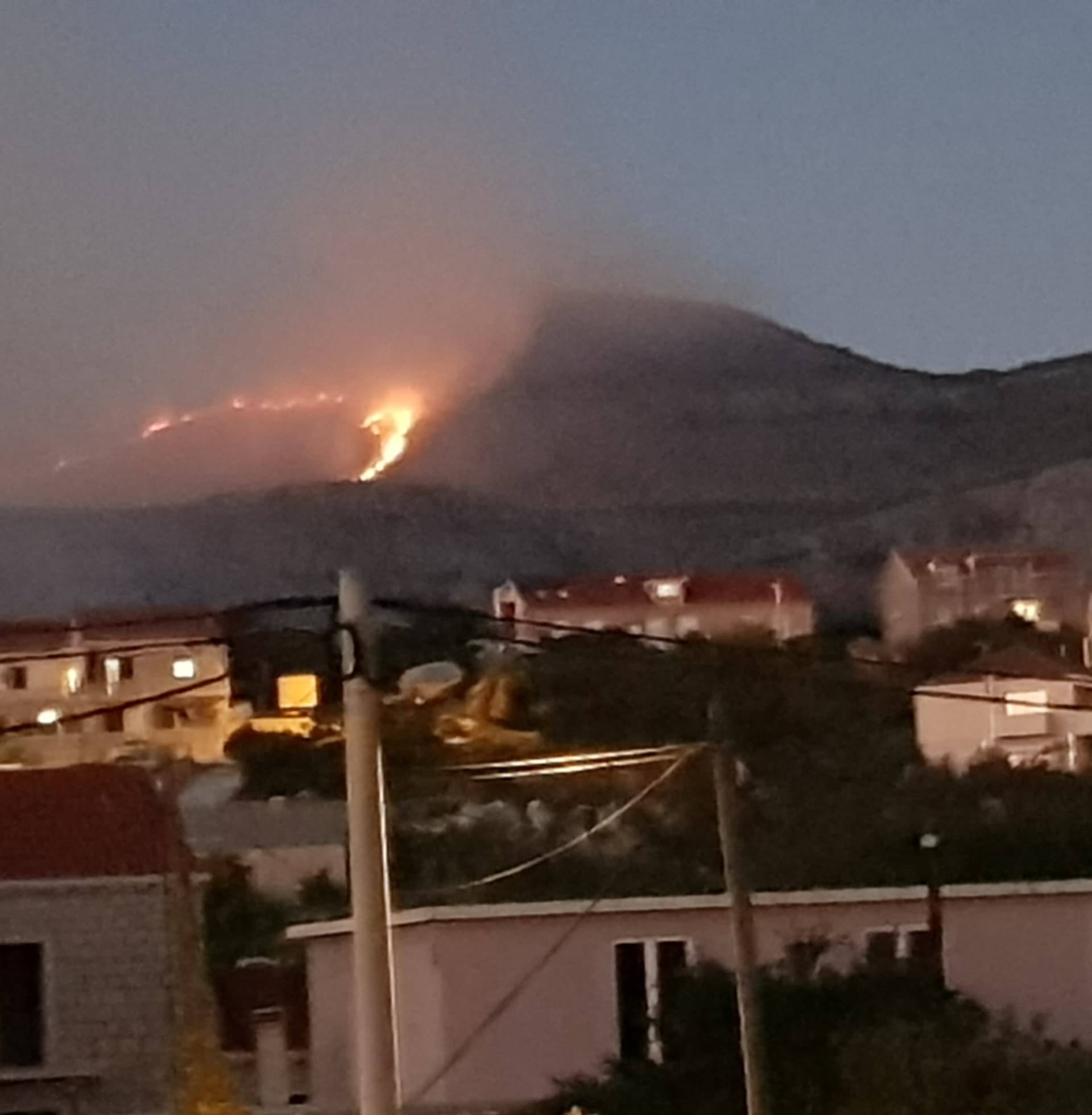 Gori kod Konavala: Vatrogasce čeka duga noć, bura im otežava