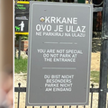 Karamarka 'slatko' nasmijalo višejezično upozorenje: 'Ovo je ulaz. Krkane, ne parkiraj tu!'