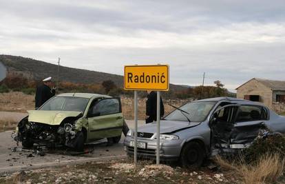 Drniš: Vozač (43) kritično nakon sudara u Radoniću