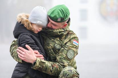 FOTO Emotivni odlazak: Obitelji ispratile hrvatske vojnike na Kosovo, došao je i Milanović