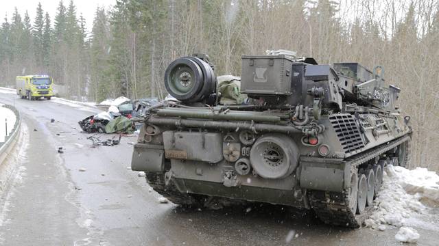 Civil poginuo: Sudarili se auto i NATO-ov tenk u Norveškoj