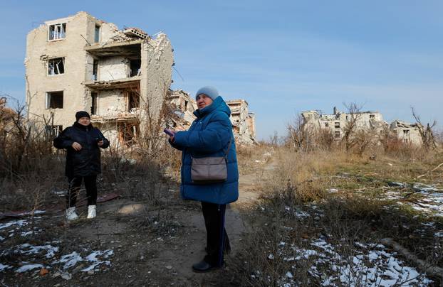 People of war-torn towns in Ukraine's Donetsk region aim to rebuild lives