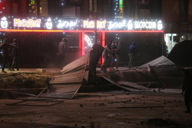 Nekoliko tisuća ljudi na prosvjedu u Novom Sadu