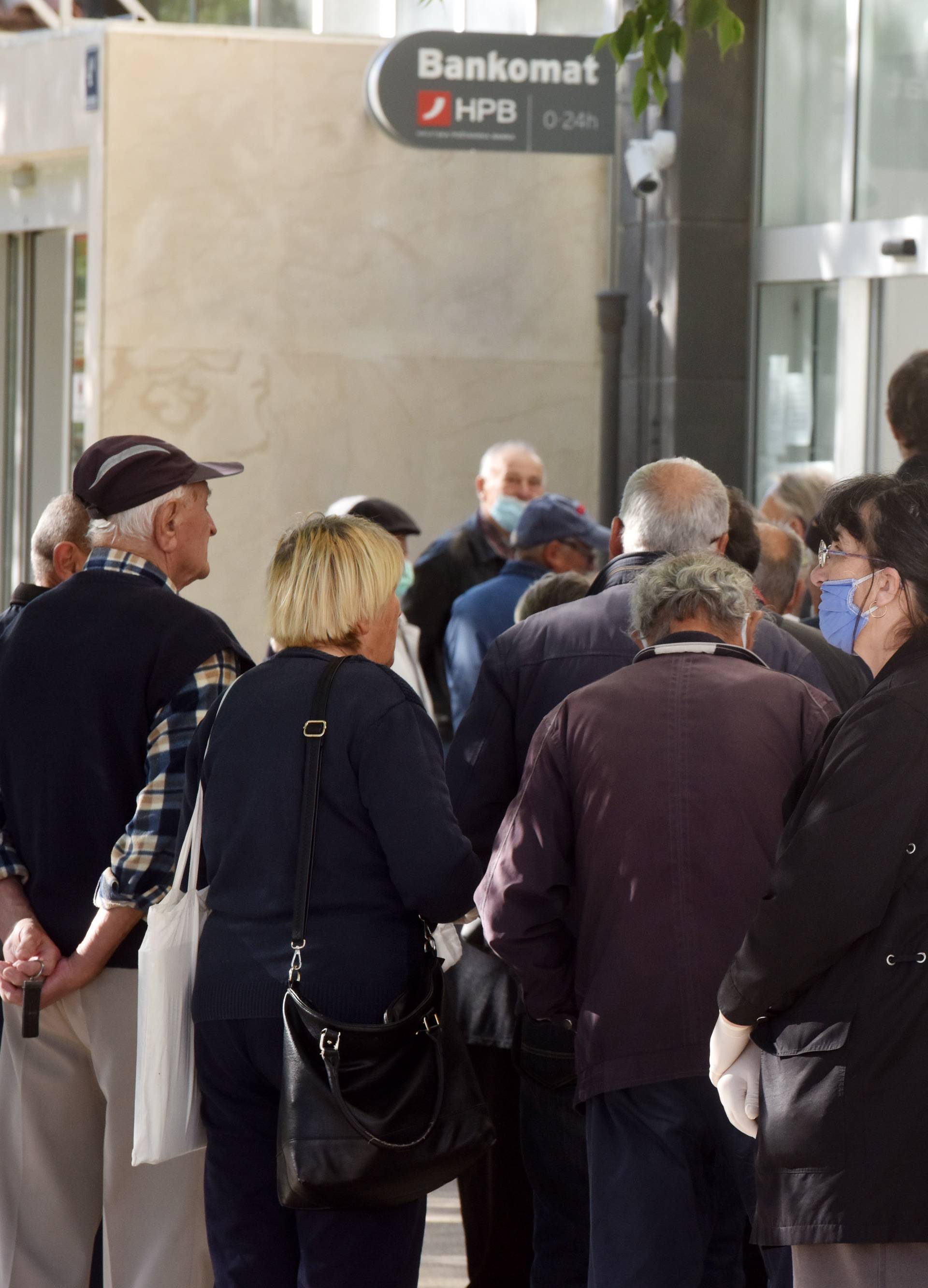 Šibenik: Velike gužve ispred banke zbog isplate mirovina