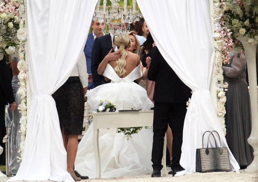 Udala se Maja: Majka ju pratila do Nenada, haljinu radio Mačak