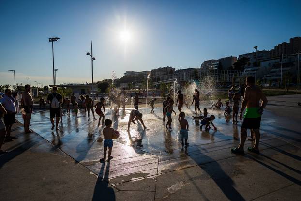 Split: Ljetni ugođaj na novouređenoj plaži Žnjan