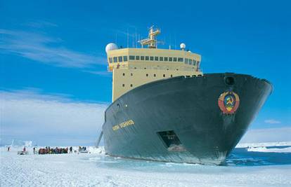 Na Antarktiku zarobljeno 105 turista na ledolomcu