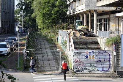 FOTO Derutna zgrada u Paromlinskoj odlazi u povijest: Stigli bageri, počinje rušenje