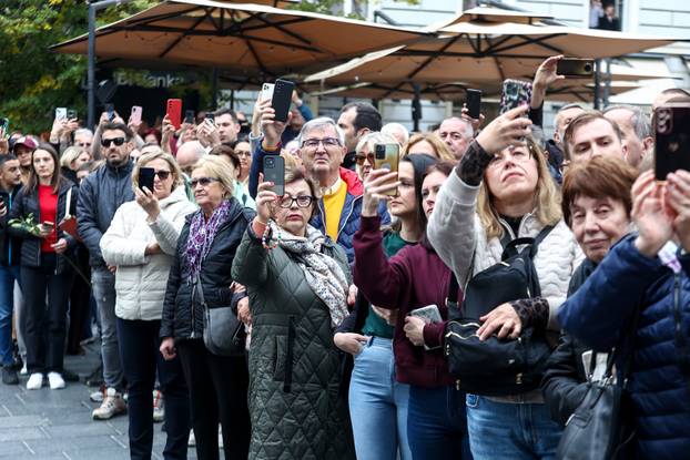 Sarajevo: Povorka prema gradskom groblju Bare gdje će biti pokopan Halid Bešlić