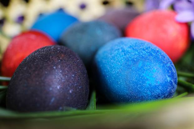 Svjetlucave pisanice kuhane u crnom i bijelom vinu i obojane prirodnim bojama