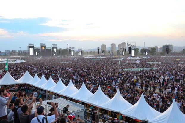 Zagreb: Obožavatelji zauzimaju mjesta unutar Hipodroma uoči početka koncerta