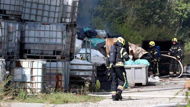 Zagreb: Vatgrogasci se bore s požarom poslovnog objekta na Žitnjaku