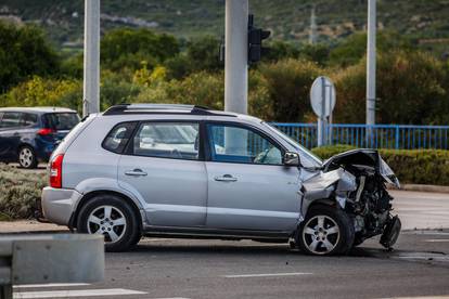 Troje ozlijeđenih u sudaru dva automobila u Kaštel Štafiliću