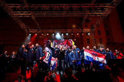 Pozornica za do&ccaron;ek rukometa&scaron;a je imala dozvolu. Toma&scaron;evi&cacute; ju je izdao, a onda ide preokret...