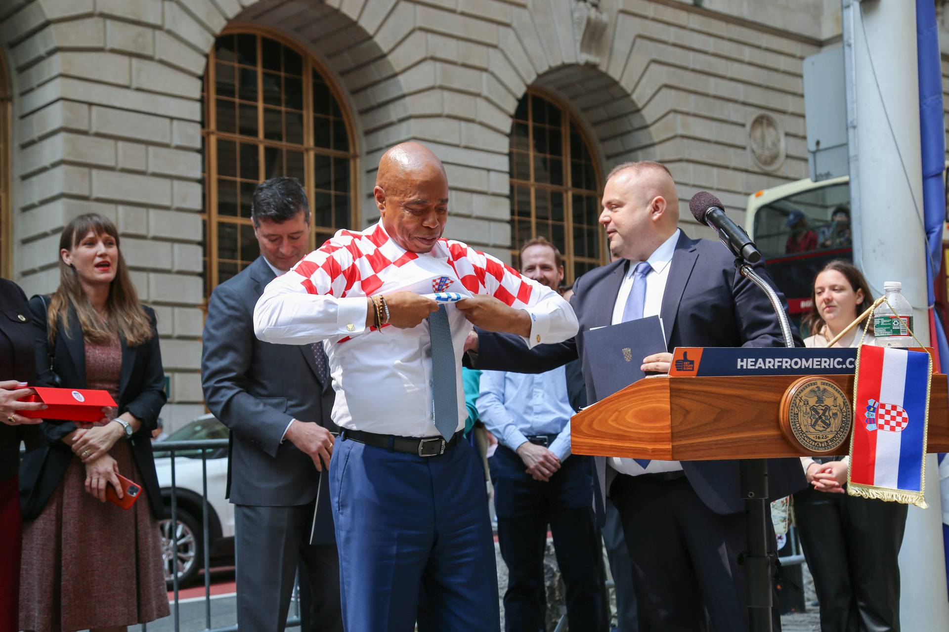 Gradonačelnik New Yorka nosio hrvatski dres. U prvom redu je bila i Kolinda Grabar Kitarović