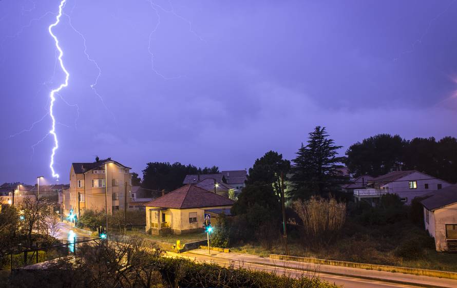 Vidjela se kilometrima dalje: Munja udarila zvonik katedrale