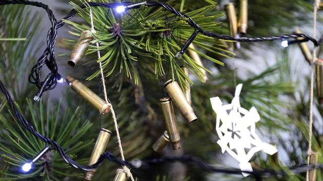 Kosovo: Hrvatski vojnici prigodno su za blagdane okitili božićnu jelku čahurama ispucanih metaka u bazi