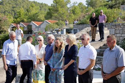 FOTO Održali misu za Olivera, na grob položili vijence i svijeće