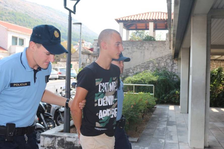 Pišonju priveli, Žuga nije kriv: Ukrao bus, vozio ga i rasturio