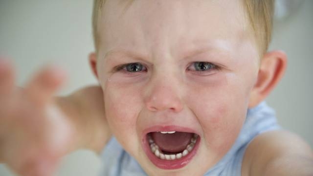 Kad dvogodišnjaci polude: Top 5 zlatnih pravila za roditelje