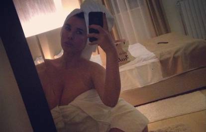 Nives se zaogrnula malenim ručnikom i pozirala za 'selfie'