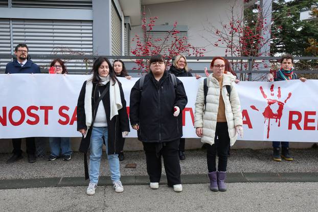 Zagreb: Mirna akcija solidarnosti sa svim žrtvama represivnog sustava u Srbiji ispred srpske ambasade