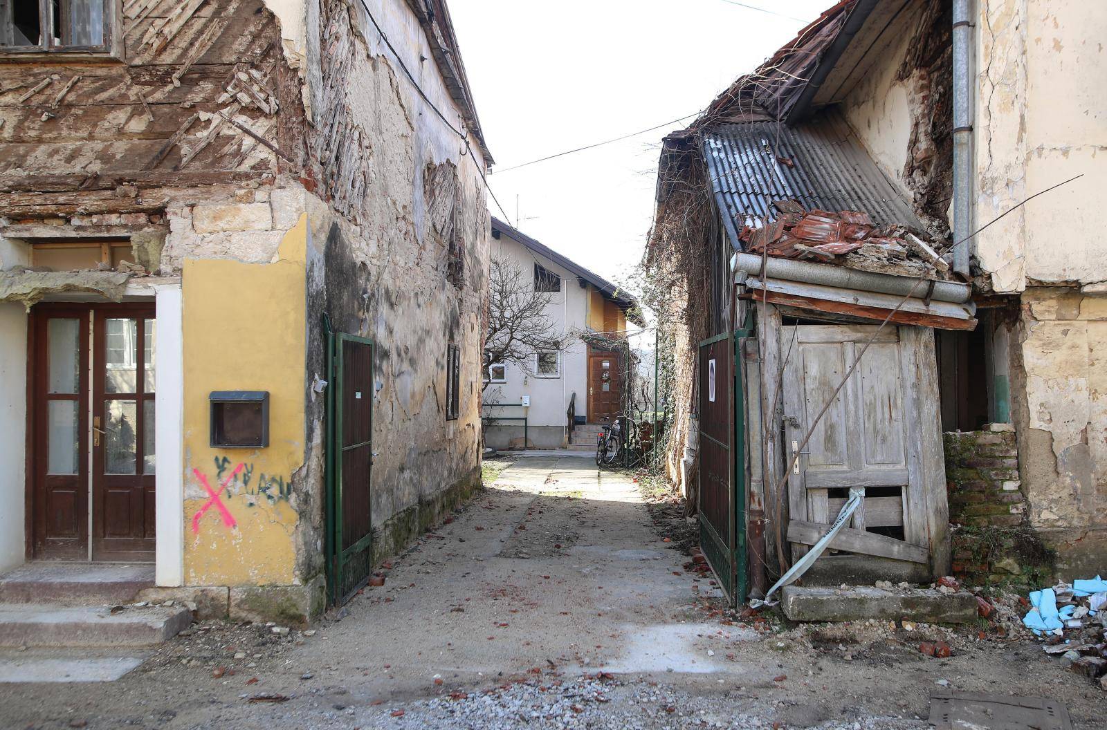 Kuća im je 'žuta', a sve ostalo - 'crveno': Bojimo se da nećemo moći iz dvorišta ako se sve uruši