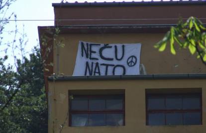Labin: Na kino izvjesili transparent protiv NATO-a