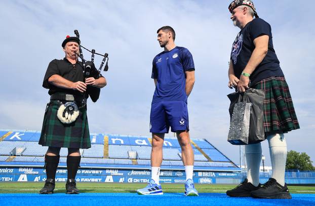 Zagreb: Udruga Tartan Army Croatia uručila je Scottu McKenni plaketu za doživotno članstvo u udruzi