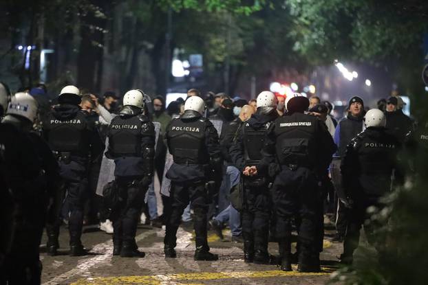 Beograd: Policijski korodon u Njegosevoj ulici gde su se okupili navijaci Partizana koji su željeli spriječiti održavanje prosvjeda "Mural mora pasti"