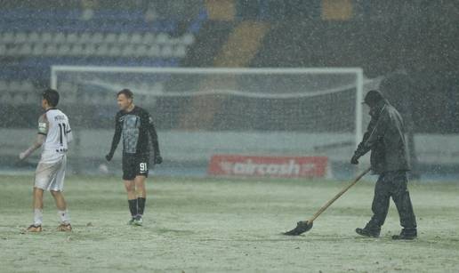 FOTO Kaos na utakmici HNL-a! Pogledajte borbu Vukovara i Slavena usred snje&zcaron;ne me&cacute;ave