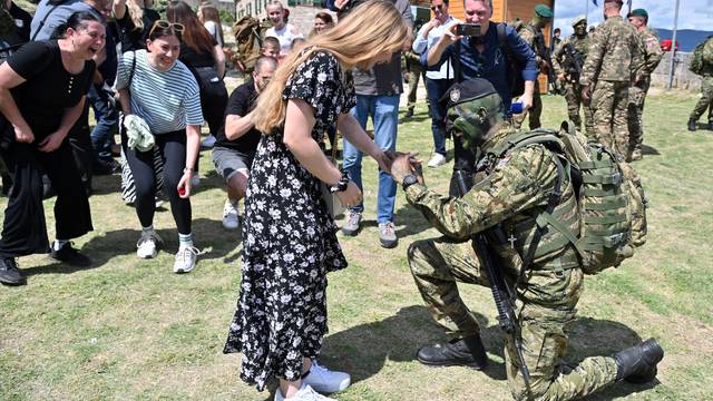 FOTO Završio obuku pa zaprosio djevojku na Kninskoj tvrđavi: 'Sad sam spreman i za brak...'