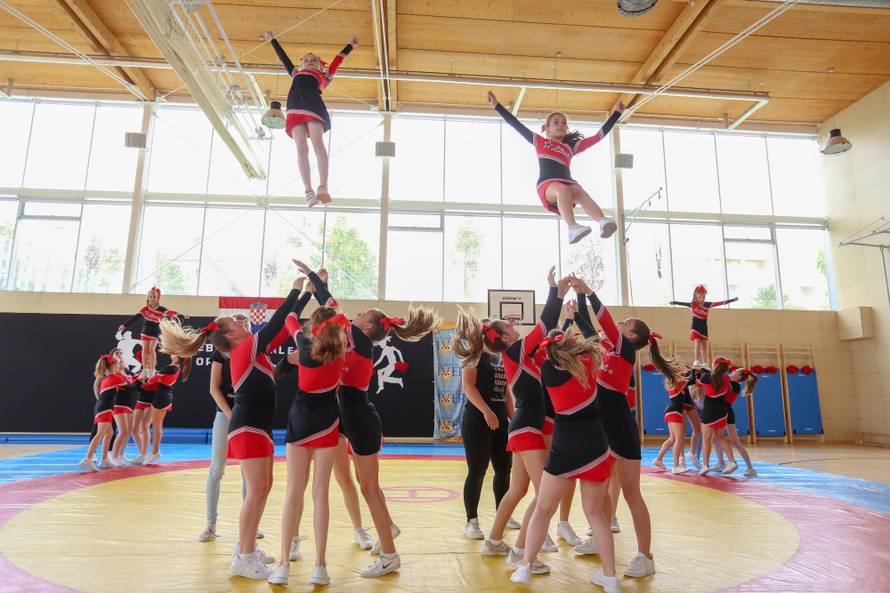 Navijačice u Zagrebu: Hrvatske plesačice zapalile su metropolu