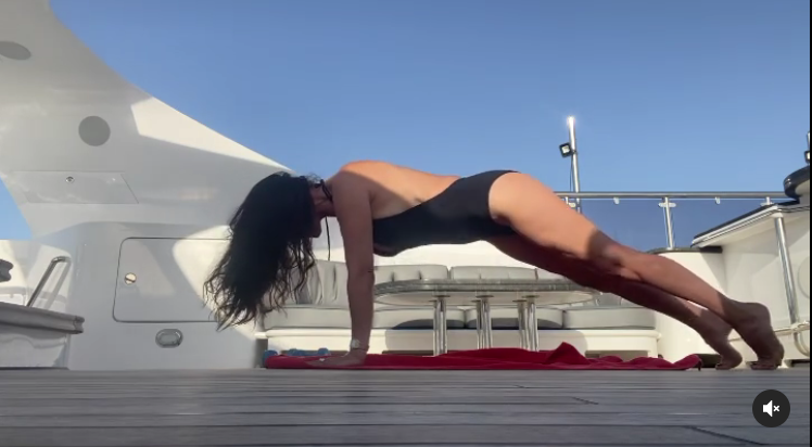 VIDEO Catherine Zeta-Jones (51) vježbala u badiću i pokazala zavidnu liniju, a pohvale pljušte