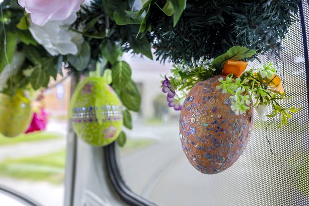 Tramvaj ukrašen Uskrsnim dekoracijama vozi po Osječkim ulicama 